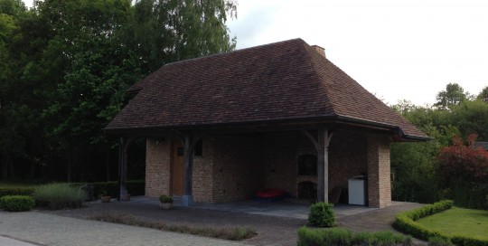 Bijgebouw met Franse tegeldakpannen